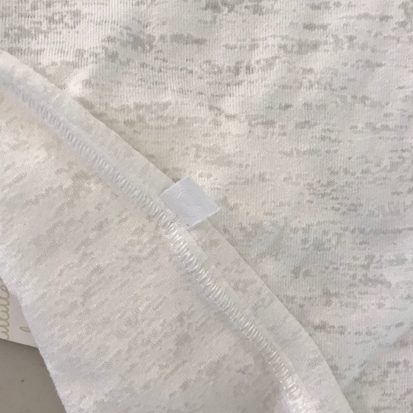 NWT WHITE LULULEMON LIGHTEST OVERSIZED TEE -Size 2 - Picture 6 of 8